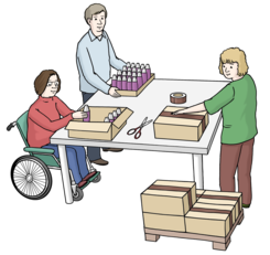Leichte Sprache: 3 Personen arbeiten an einem Tisch. Eine Person sitzt im Rollstuhl. Auf dem Tisch sind Kartons, eine Schere und Klebeband. Sie verpacken etwas.