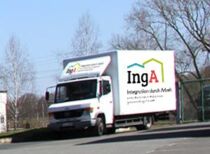 Ein weißer Lastkraftwagen mit dem Logo von IngA