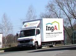 Ein weißer Lastkraftwagen mit dem Logo von IngA